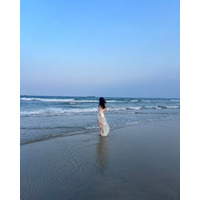桜井日奈子、『10周年記念写真集』からビーチでの1枚！衣装がなびく美しい後ろ姿披露 画像
