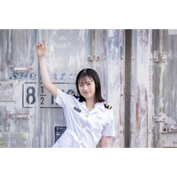 井本彩花、海上自衛隊の制服姿で笑顔！雑誌『MAMOR』表紙に登場 画像