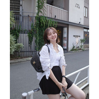 江野沢愛美のミニ丈再び…！プリーツスカートから覗く“色白生脚”が美しい 画像