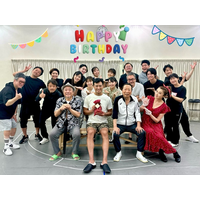藤原紀香、主演舞台『カルメン故郷に帰る』カンパニーとの集合ショット初公開 画像