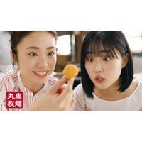 上戸彩と原菜乃華、丸亀製麺の「うどーなつ」に至福の表情 画像