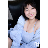 グラビア界の超新星！ 榎原依那が表紙を飾るFRIDAYが2連続で完売 画像
