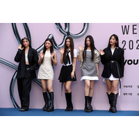NewJeans、ソウルファッションウィークに出席！レディなミニ丈スカートで美脚披露 画像