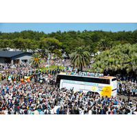 日向坂46、「ひなたフェス」パレードはバスの上から挨拶！ 画像