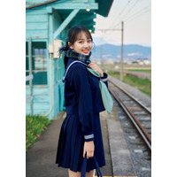 1st写真集10月発売！ 麻丘真央、セーラー服＆ふわふわ水着姿の先行カット第3弾 画像
