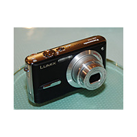 松下、手ブレ補正搭載の600万画素デジカメ「LUMIX DMC-FX9」　FX8の上位モデル 画像