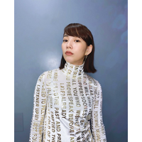 のん、インパクト絶大なメタリック衣装を披露！ ファンからは「オーラがすごい……！」「美しさにウットリ」 画像