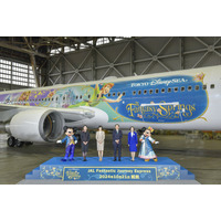 JAL、ディズニーシー「ファンタジースプリングス」テーマの特別塗装機を就航！ 画像
