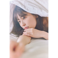 乃木坂46・岩本蓮加、ベッドルームでナチュラルな素顔…1st写真集「いたずらな風」裏表紙4パターンを公開 画像