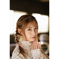 日向坂46・東村芽依、『blt graph.vol.107』の表紙・巻頭に！可愛さ全開の世界観で撮影 画像