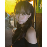 田中美久、あざカワ衣装で深夜ロケ！ 魅惑の肩出しオフショット 画像
