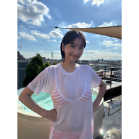 榎原依那、サウナ誌創刊号の表紙に！ 濡れTシャツのオフショに反響 画像