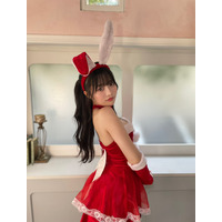 高鶴桃羽、ちょっぴりセクシーなウサ耳×サンタさんに！ 初カレンダーのオフショットに反響 画像