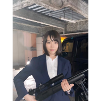 のんが殺し屋に!? スーツ姿でライフルを持つ“カッコいい”ドラマオフショット公開 画像