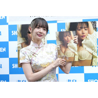 プロ雀士・岡田紗佳、チャイナドレス姿で美脚チラリ！写真集は「表紙がお気に入り」 画像