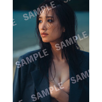 日向坂46・佐々木久美、素肌にジャケットのセクシーカット！ 1st写真集『めくる日々』特典ポスター 画像