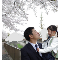 パンサー尾形、桜の下で愛娘に