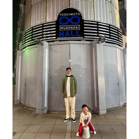 パンサー尾形、3月末閉館「ヨシモト∞ホール」の前で愛娘と記念ショット！ 画像
