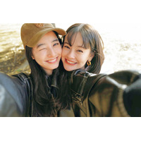 emmaと新木優子、親友同士の自撮りツーショット！ 書籍『HERE I AM』より先行カット解禁 画像