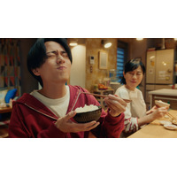 永瀬廉と坂井真紀が家族役で初共演！ 「AJINOMOTO BRANDギョーザ」CMで“ラス1”をめぐる攻防 画像