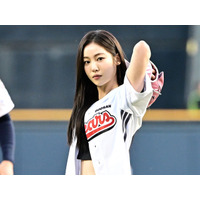 『イカゲーム2』女優、韓国プロ野球始球式でノーバン投球！美貌チラ見せの豪快ピッチング激写【PHOTO】 画像