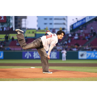 渡邊圭祐、楽天対日ハムの始球式で岩隈リスペクトのフォームを披露！ 画像