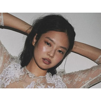 BLACKPINK・ジェニー、“限界ギリギリショット”を追加公開　大事なとこ以外全部見えてる…？ 画像