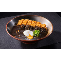 とんでん、17日より富良野産ロースかつをのせた黒いカレーうどんを新発売！ 画像