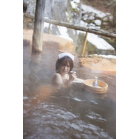 「ウマ娘」声優・夏吉ゆうこ、露天風呂でも呑む♪“お酒好き”を象徴するカット公開！初の写真集発売 画像