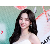 aespa・カリナ、ロングヘアで再降臨！“胸元あらわ”なシルクドレス姿にファン悶絶「破壊力が…」【PHOTO】 画像