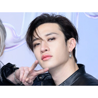 「ファンの需要わかってる」Stray Kids・バンチャン、筋肉質の肩を露わにしてミラノの街を探検【PHOTO】 画像