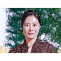 「IUの母」ムン・ソリ、ローレグ衣装で魅せた“弾力美脚”…Netflix『おつかれさま』が教えてくれた人生の美しさ 画像