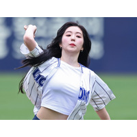 選手が思わず“指ハート”する美貌！韓国人気アイドル「Red Velvet」アイリーンの始球式に野球ファン熱狂 画像
