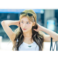 TWICEサナ、タイトなヒョウ柄ミニスカ衣装で大興奮！ライブ参戦SHOTに「ノリノリなの可愛すぎ！」の声【PHOTO】 画像