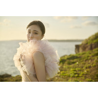 「やっぱり着てみないと分からない」大友花恋、宮古島でウエディングドレス姿に！ 画像