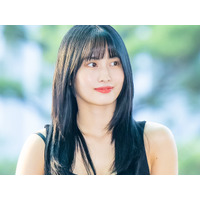 直視できない…TWICEモモ、両足クロスのお座りSHOTを超至近距離で公開【PHOTO】 画像