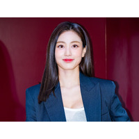 えっ、ジヒョが明治神宮前駅のホームに!? TWICEリーダーの“東京観光SHOT”に視線釘付け【PHOTO】 画像