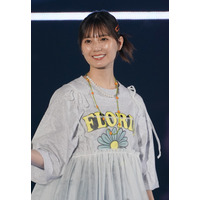 東京カレンダー、ケーキを堪能する小坂菜緒カット公開 画像