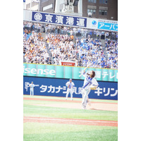 相川七瀬、始球式でノーバンピッチング！3度目の正直 画像