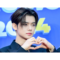 TXT・ヨンジュン、幼児と父子のような愛らしさたっぷりの2SHOT「職場で歯茎むき出しスマイル」【PHOTO】 画像