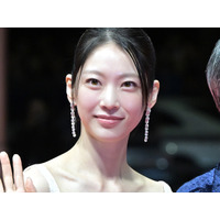 TWICEジョンヨンの“実姉”女優がまるでプリンセス！「本当に綺麗すぎ」と絶賛のドレス姿【PHOTO】 画像