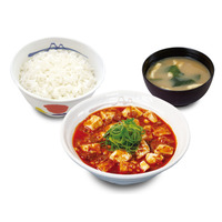 松屋、唐辛子と山椒の風味が絶品の人気メニュー「本格四川風麻婆豆腐」が13日より復活！ 画像