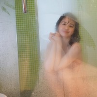 小池里奈、曇りガラス越しに“むっちり”美ボディ披露！「素敵過ぎる」「めちゃめちゃSexy」 画像