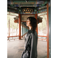 のん、中国旅の思い出ショット公開！ 黒ジャケット×デニム姿にファン「カッケー」「松田優作を思わせる…」 画像