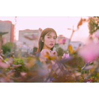 超ときめき♡宣伝部・小泉遥香、1st写真集の先行カット公開！ お着替えカットから背中開きドレス姿まで 画像