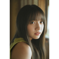 乃木坂46の6期生・海邉朱莉、ソログラビアに初挑戦！ 海辺で見せる“等身大の姿”を撮り下ろし 画像