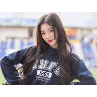 ミニスカ×ニーハイ姿でお座りSHOT！韓国アイドル似の人気チアガールにファン熱視線【PHOTO】 画像