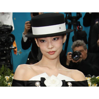 BLACKPINK・ジェニー、露出よりも“まなざし”で魅せる…溢れる妖艶な美【PHOTO】 画像