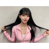 韓国チアガール、深Vネックのスイムウェアで大はしゃぎ！こぼれそうな魅力に「これぞ“健康美”」の声【PHOTO】 画像