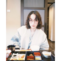 のん、眼鏡＆浴衣姿に「透けるように美しい」 温泉旅行の朝食ショットを公開 画像